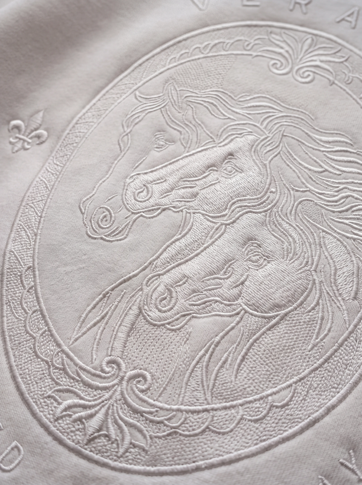 VÉRANE ÉQUESTRE Embroidered Hoodie White
